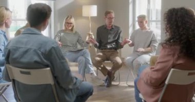 Grup terapisi sırasında el ele tutuşan gençler. Birbirinden Destek Duymak