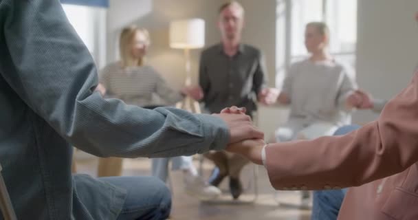 Close Up Young People Holding Hands Together During Group Therapy (en inglés). Sensación de apoyo mutuo — Vídeos de Stock