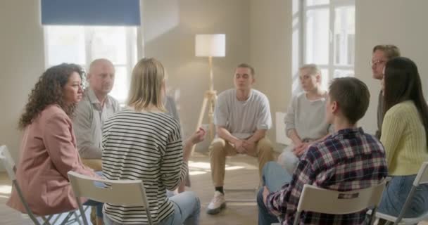 Erkek ve Kadın Kucaklaşması Çemberde Oturur Empatiyi hisset Arkadaşa Sorunlar Bağımlılığında Yardım Et — Stok video