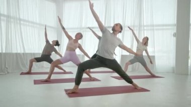 Genç Sportif İnsanlar Eğitmenle Yoga Dersi Çalışıyor. Rahatlatıcı vücut. Sağlık, Meditasyon ve Sağlık Konsepti.