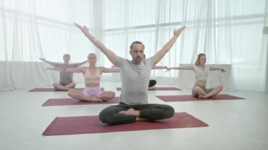 Genç Sportif İnsanlar Eğitmenle Yoga Dersi Çalışıyor. Rahatlatıcı vücut. Sağlık, Meditasyon ve Sağlık Konsepti.