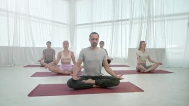 Yoga Sınıfı Kadın ve Erkek Egzersiz Grubu Parlak Stüdyoda Sağlıklı Yaşam Stüdyosu. Eğitmenle Yoga Dersi Alıştırması. Rahatlatıcı vücut. Sağlık, Meditasyon ve Sağlık Konsepti.