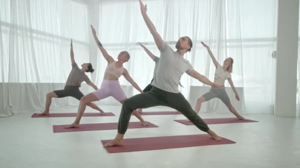 Genç Sportif İnsanlar Eğitmenle Yoga Dersi Çalışıyor. Rahatlatıcı vücut. Sağlık, Meditasyon ve Sağlık Konsepti. — Stok video