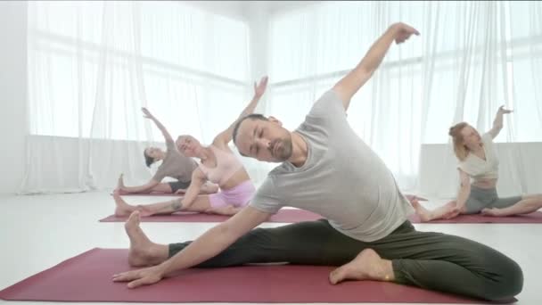 Genç Sportif İnsanlar Eğitmenle Yoga Dersi Çalışıyor. Rahatlatıcı vücut. Sağlık, Meditasyon ve Sağlık Konsepti. — Stok video