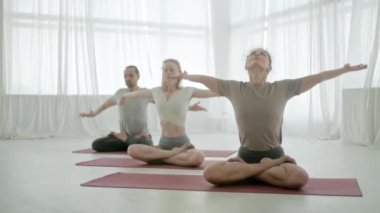 Genç Sportif İnsanlar Eğitmenle Yoga Dersi Çalışıyor. Rahatlatıcı vücut. Sağlık, Meditasyon ve Sağlık Konsepti.