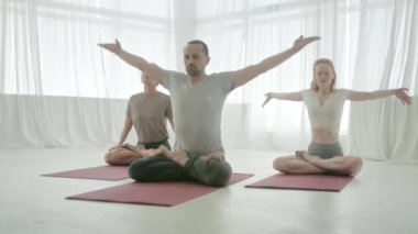Genç Sportif İnsanlar Eğitmenle Yoga Dersi Çalışıyor. Rahatlatıcı vücut. Sağlık, Meditasyon ve Sağlık Konsepti.