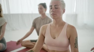 Genç Sportif İnsanlar Spor Salonunda Namaste Pozu Veren Eğitmenle Yoga Dersi Çalışıyor. Rahatlatıcı vücut. Sağlık, Meditasyon ve Sağlık Konsepti.
