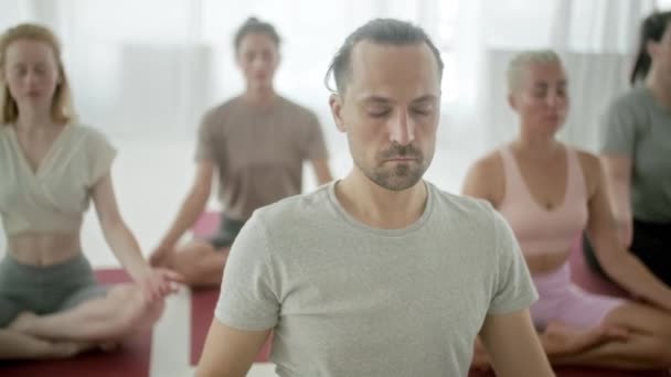 Mladí sportovci Atraktivní lidé Cvičí lekci jógy s instruktorem. Uvolňující tělo. Zdraví, meditace a wellness koncepce. — Stock video