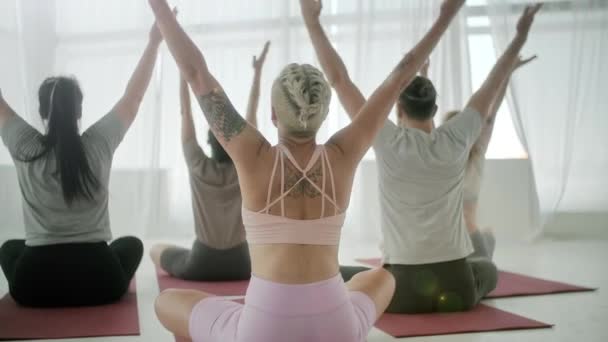 Genç Sportif İnsanlar Spor Salonunda Namaste Pozu Veren Eğitmenle Yoga Dersi Çalışıyor. Rahatlatıcı vücut. Sağlık, Meditasyon ve Sağlık Konsepti. — Stok video