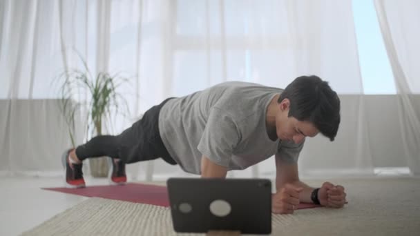 Kas Adam Spor Yapıyor ve Matta Üzerinde Çalışıyor. Bir Tablet Uygulaması kullanarak Plank Egzersizi Yapan Bir Çok Stamina Atleti, Bir Kronometrede Zamanlama. — Stok video