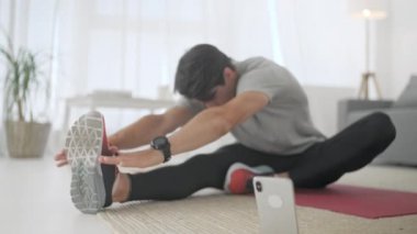 Spor Kafkasyalı Adam Antrenman yapıyor, Evde Spor Videosu izlerken Carped 'de Çapraz Fit Spor Egzersizi Yapıyor.