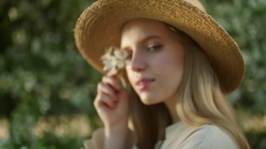 Baharda Çiçekli Bahçe 'de Güzel Sarışın Kadın' ın Portresi. Spring Park 'taki mutlu güzel kız. Ağacın üzerinde çiçekler açar. Çiçek Ağacının Yanında Kadın Pozu.