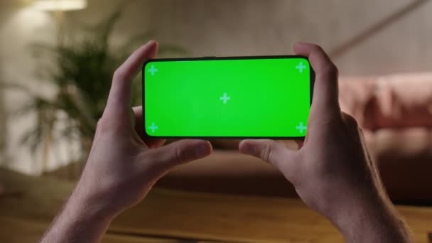 Карманная камера: вид сзади на человека у телефона с зеленым экраном для копирования пространства. Chromakey Mock Up With Tracking Markers. Нажмите, чтобы нажать на центр экрана — стоковое видео