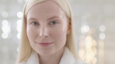 Kameraya bakan, doğal makyajlı, çekici sarışın bir kadının portresi. Cilt bakımı spa prosedürlerinin reklamını yapmak. Yakın plan portre