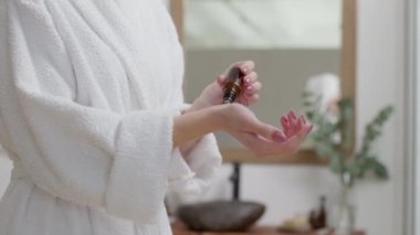 Kadın Elleri Bakımı. Güzel Kadın Elleri 'nin Yakın Çekimi El Cildine Krem Süren Kadın. Spa ve Manikür konsepti. Yavaş Hareket