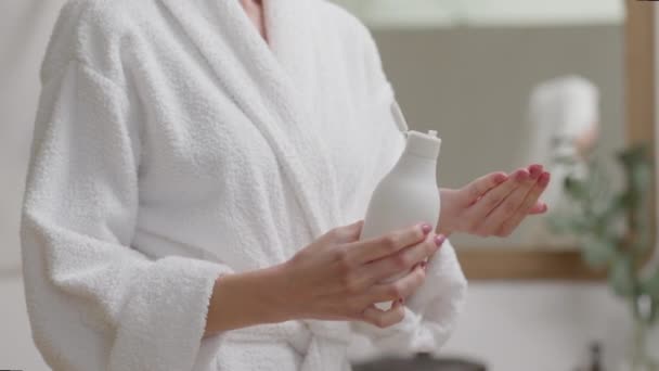 Cuidado de las manos femeninas. Primer plano Shot of Beautiful Female Hands Lady Applying Cream on Hand Skin. Concepto de spa y manicura. Moción lenta — Vídeos de Stock