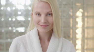 Kameraya bakan, doğal makyajlı, çekici sarışın bir kadının portresi. Cilt bakımı spa prosedürlerinin reklamını yapmak. Yakın plan portre