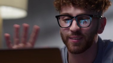 Çevrimiçi Sanal Aile Sohbetleri Toplantısı sırasında Kız Arkadaşla, Dister 'la ya da Uzaktan Öğretmenle Konuşan Gülen Komik Adam Video Konferansı Çağrısı