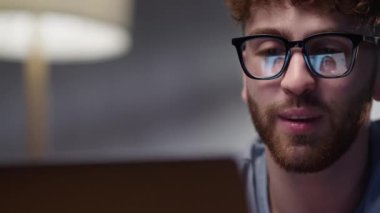 Gülümseyen hippi, konuşmak için kişiyi selamlıyor. Erkek Öğrenci Arkadaşla Konuşuyor Bilgisayarlı Video Konferansı Evde Oturan Sohbeti Arıyor.