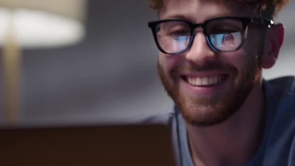 オンライン中にガールフレンド、ディスターまたは距離教師と話す笑顔面白い男自宅の机に座ってPCコンピュータを使用してビデオ会議コールによる仮想家族チャットビデオ通話会議. — ストック動画
