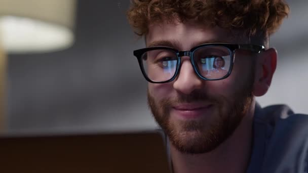 笑顔のヒップスター男は人に勝つ話しています.ノートパソコンを使って友達と話す男性学生ビデオ会議自宅でチャットを呼び出す. — ストック動画