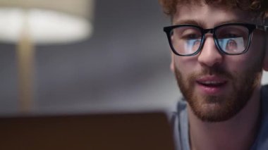 Çevrimiçi Sanal Aile Sohbetleri Toplantısı sırasında Kız Arkadaşla, Dister 'la ya da Uzaktan Öğretmenle Konuşan Gülen Komik Adam Video Konferansı Çağrısı