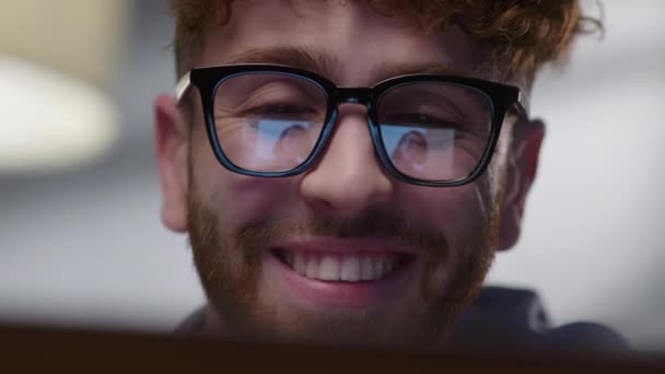 Uśmiechnięty hipster wita osobę do rozmowy. mężczyzna student rozmawiając z przyjacielem za pomocą laptopa komputer wideokonferencji Połączenie czat siedzi w domu. — Wideo stockowe