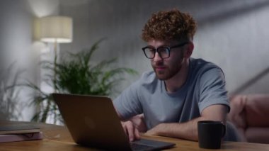 Gece Çalışan Adamın Portresi Monitöre Bakıyor, Gözlüklerdeki Yansımalar. Gözlüklü Erkek Gözü Gece Dizüstü Bilgisayarın Önünde Kaydırıyor. İnternet Sörfü