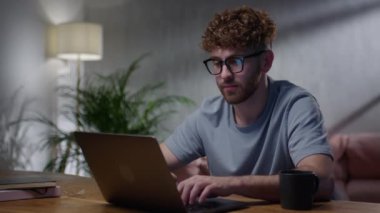 Gözlüklü Genç Erkek Freelancer Laptop ekranına bakıyor, Evde Uzaktan Çalışıyor. Gözlüklü Erkek Gözlüğü Geceyarısı Dizüstü bilgisayarın önünde İnternet Sörfü