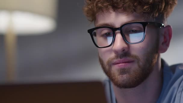 Gözlüklü Genç Erkek Freelancer Laptop ekranına bakıyor, Evde Uzaktan Çalışıyor. Gözlüklü Erkek Gözlüğü Geceyarısı Dizüstü bilgisayarın önünde İnternet Sörfü — Stok video