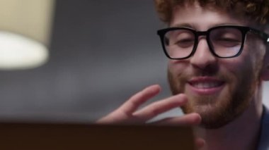 Çevrimiçi Sanal Aile Sohbetleri Toplantısı sırasında Kız Arkadaşla, Dister 'la ya da Uzaktan Öğretmenle Konuşan Gülen Komik Adam Video Konferansı Çağrısı