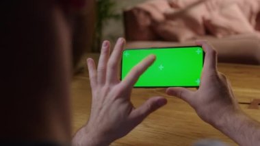 El kamerası: Telefondaki Adam 'ın Uzayı Kopyalamak için Yeşil Ekran ile Geri Görünümü. Chromakey İşaretlemesiz Mock Up. Ekran Merkezine Tıklanacak Tıklama