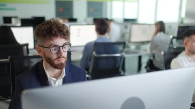 Açık Uzay Ofisindeki Genç Girişimcinin Portresi Güverte Bilgisayarı 'nda çalışıyor. PC Klavyesinde Erkek Profesyonel Daktilo. Bilgisayar ekranına bakan Pozitif İş Adamının Portresi