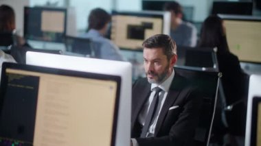 Açık Uzay Ofisi 'nde güverte bilgisayarında çalışan profesyonel yaratıcı iş adamı. PC Klavyesinde Erkek Profesyonel Daktilo. İçerideki Bilgisayar Ekranına Bakan Pozitif İş Adamının Portresi.