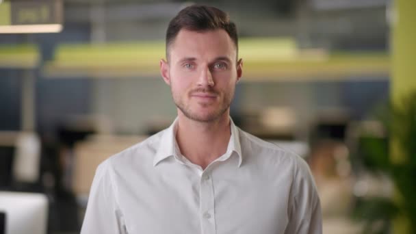 Portrét veselého šéfa v obleku s pohledem do kamery a úsměvem. Dobře vypadající běloch vedoucí týmu v moderní firemní kanceláři. — Stock video