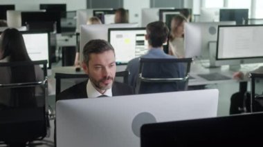 Açık Uzay Ofisindeki Genç Girişimcinin Portresi Güverte Bilgisayarı 'nda çalışıyor. PC Klavyesinde Erkek Profesyonel Daktilo. Bilgisayar ekranına bakan Pozitif İş Adamının Portresi
