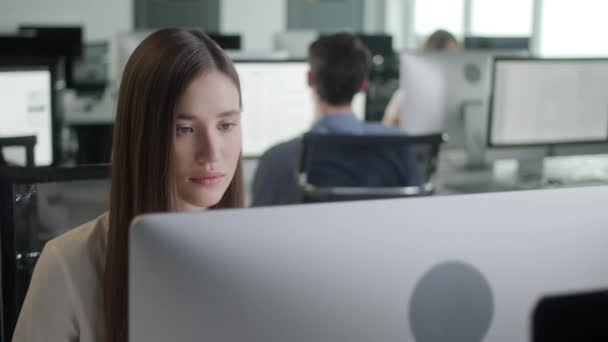 Attraktiv ung kvinna som arbetar på Decktop dator medan du arbetar i Big Open Space Office. Porträtt av positiv affär kvinna tittar på datorskärm inomhus. — Stockvideo