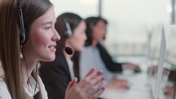 Close Up Portrait einer technischen Kundendienstspezialistin, die an einem Headset spricht, während sie im Call Center an einem Computer arbeitet und 24-7 hilfreicher Kundendienst ist. — Stockvideo