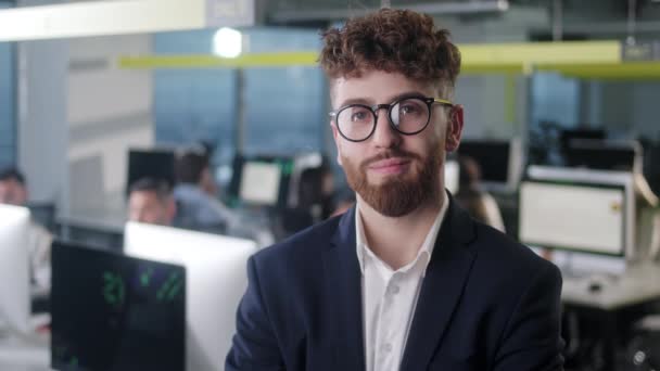 Portrait de gai patron masculin en veste et lunettes avec regarder à la caméra et souriant. Beau caucasien homme chef d'équipe dans le bureau de l'entreprise moderne. — Video