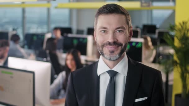Portret wesołego szefa z brodą patrzącego w kamerę i uśmiechającego się. przystojny kaukaski człowiek zespół lider w nowoczesny firma biuro. — Wideo stockowe