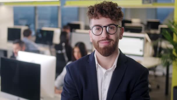 Portrét veselého šéfa v obleku s pohledem do kamery a úsměvem. Dobře vypadající běloch vedoucí týmu v moderní firemní kanceláři. — Stock video
