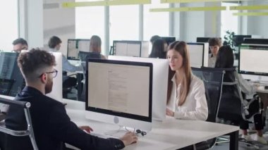 Masaüstü Bilgisayarları 'nda çalışan İş Adamları ve İş Kadınları' nın olduğu Modern Açık Alan Ofisi. İş adamları ve Satıcılarla Parlak Açık Uzay Ofisi