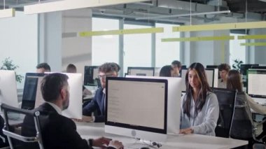 Masaüstü Bilgisayarları 'nda çalışan İş Adamları ve İş Kadınları' nın olduğu Modern Açık Alan Ofisi. İş adamları ve Satıcılarla Parlak Açık Uzay Ofisi