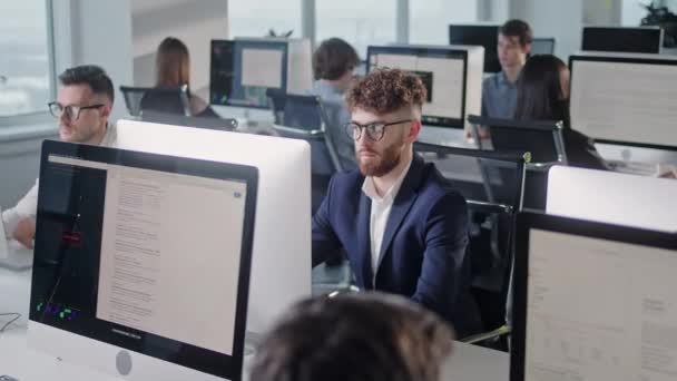 Bureau d'entreprise moderne à espace ouvert avec rangées de remorquage hommes d'affaires et femmes d'affaires travaillant sur des ordinateurs de bureau. Bureau ouvert lumineux avec des hommes d'affaires et des vendeurs — Video