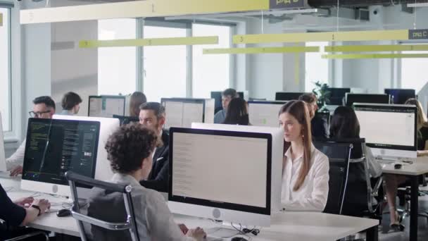 Oficina corporativa moderna de espacio abierto con filas de remolque de hombres de negocios y mujeres de negocios que trabajan en computadoras de escritorio. Bright Open Space Office con Empresarios y Vendedores — Vídeos de Stock