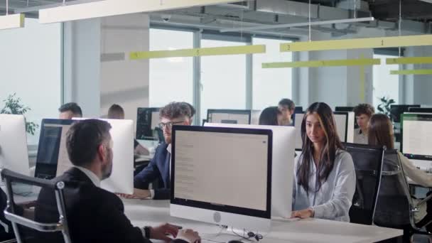 Oficina corporativa moderna de espacio abierto con filas de remolque de hombres de negocios y mujeres de negocios que trabajan en computadoras de escritorio. Bright Open Space Office con Empresarios y Vendedores — Vídeos de Stock