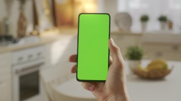 Punto de vista de un hombre joven en casa sentado en la sala de cocina utilizando con Green Mock-up Screen Smartphone. Boy está viendo contenido sin tocar la pantalla del gadget. Modent Tecnología y Concepto de Información. — Vídeos de Stock