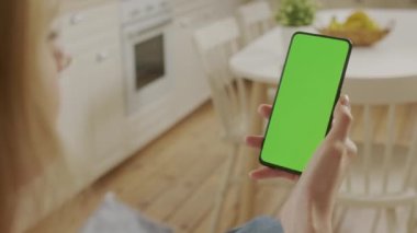 Chroma Key Yeşil Ekran Telefonu Tutan Kadın Görünümü Dokunmadan ve Çalkalamadan İçerik İzleme. Kadın Cep Telefonu Kullanıyor, İnternet Taranıyor, İçerik İzleniyor, Videolar, Bloglar.