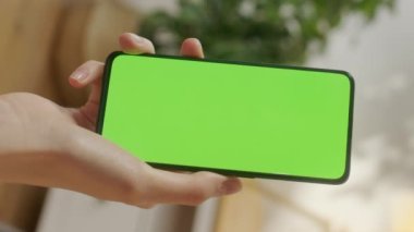 Chroma Key Yeşil Ekran Telefonu Tutan Kadın Görünümü Dokunmadan ve Çalkalamadan İçerik İzleme. Kız Cep Telefonu Kullanıyor, İnternet Taranıyor, İçerik İzleniyor, Videolar, Bloglar.