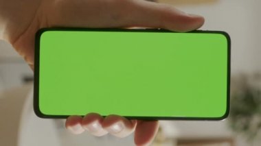 Man Holding Chroma 'nın Yeşil Ekran Telefonu Bakış Açısı Dokunmadan ve Çalkalamadan İçerik İzleme. Çocuk Cep Telefonu Kullanıyor, İnternet Taranıyor, İçerik İzleniyor, Videolar, Bloglar.